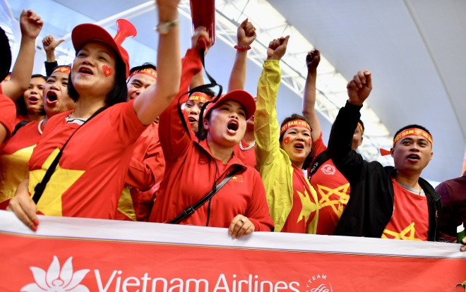 Hàng nghìn cổ động viên Việt Nam lên đường sang Malaysia cổ vũ thầy trò HLV Park Hang-seo Ảnh 2