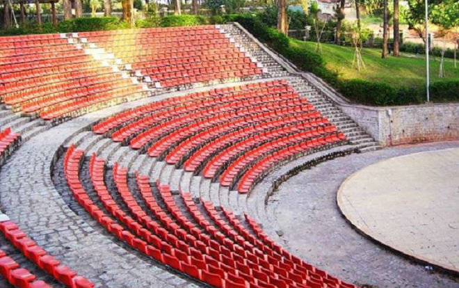 Thông tin cực 'hot' cho những ai yêu Đà Lạt: Dãy ghế trắng 'sống ảo' đã được sơn lại bằng màu đỏ cực ấn tượng Ảnh 2