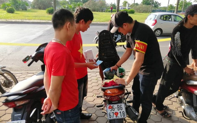 Cảnh sát Hà Nội mang súng đạn cao su trắng đêm chống đua xe trong trận chung kết đội tuyển Việt Nam gặp Malaysia Ảnh 2