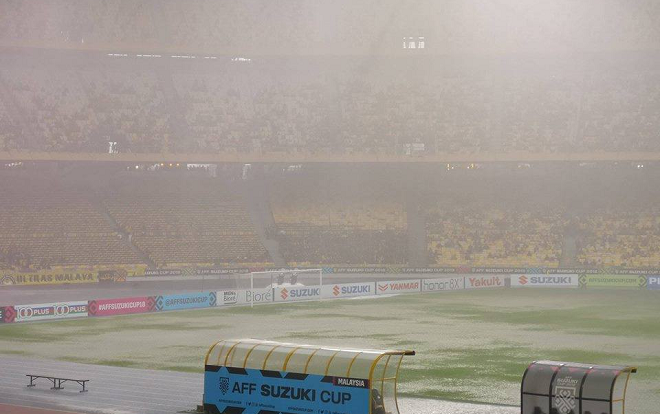 Cơn mưa lớn bao trùm sân Bukit Jalil trước trận chung kết lượt đi Malaysia- Việt Nam Ảnh 2