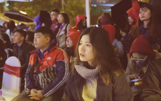 Giữa trời mưa rét 12 độ C và hàng nghìn sinh viên đổ ra đường cổ vũ ĐT Việt Nam, nữ sinh này vẫn nổi bần bật vì quá xinh Ảnh 2