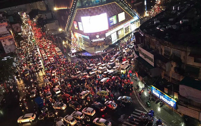 Hà Nội kẹt cứng tại nhiều tuyến đường do người dân đổ ra đường cổ vũ đội tuyển Việt Nam từ rất sớm Ảnh 2