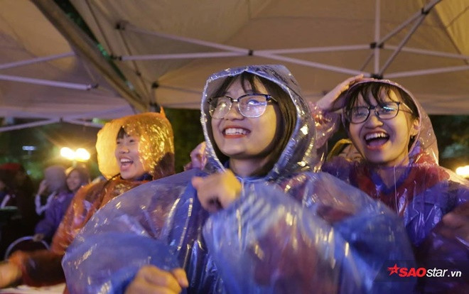 Sinh viên 'quẩy' nhiệt tình dưới trời mưa rét cổ vũ đội tuyển Việt Nam Ảnh 2