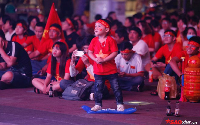 Cũng cờ áo và kèn trống, các cổ động viên nhí gây thu hút khi theo chân cha mẹ đi cổ vũ cho ĐT Việt Nam Ảnh 2