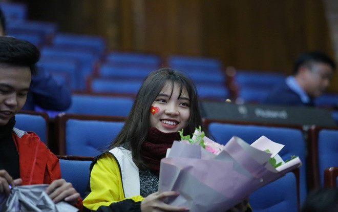 Lác mắt ngắm dàn nữ sinh xinh đẹp trong buổi offline cổ vũ trận chung kết Việt Nam gặp Malaysia Ảnh 2