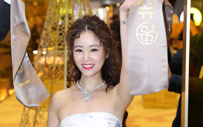 'Mỹ nhân không tuổi' Lâm Tâm Như bỗng hóa bà thím 60 tuổi với tóc xoăn xù mì Ảnh 2