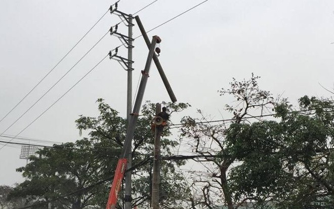 Đi gánh nước về vướng dây điện đứt, một phụ nữ bị giật tử vong Ảnh 2