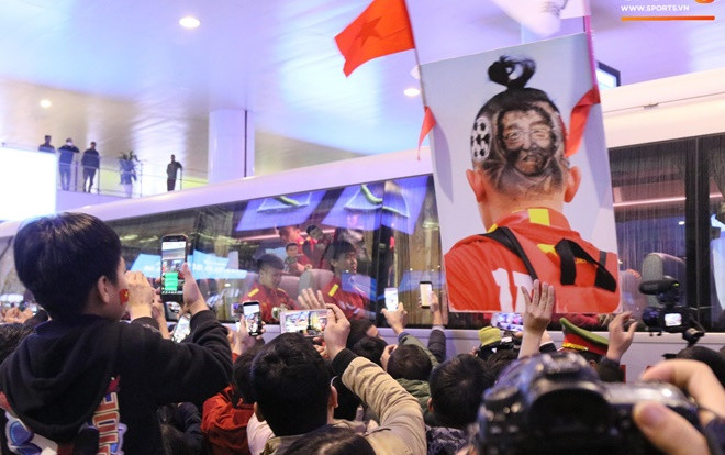 Bất chấp đêm lạnh 10 độ C, hàng trăm cổ động viên vây kín xe chở đội tuyển Việt Nam ở sân bay Nội Bài Ảnh 2