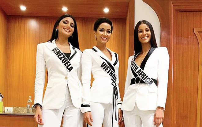 Trước vòng phỏng vấn kín, H'Hen Niê lại mặc đồng phục cùng đối thủ 'mạnh như hổ' Ảnh 2