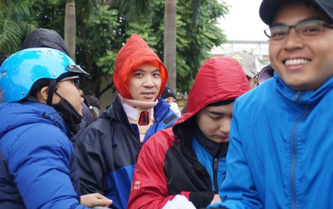 Cổ động viên vừa mổ chấn thương cổ đã 'trốn viện' xếp hàng trong giá lạnh chờ lấy vé xem trận chung kết Việt Nam gặp Malaysia Ảnh 2