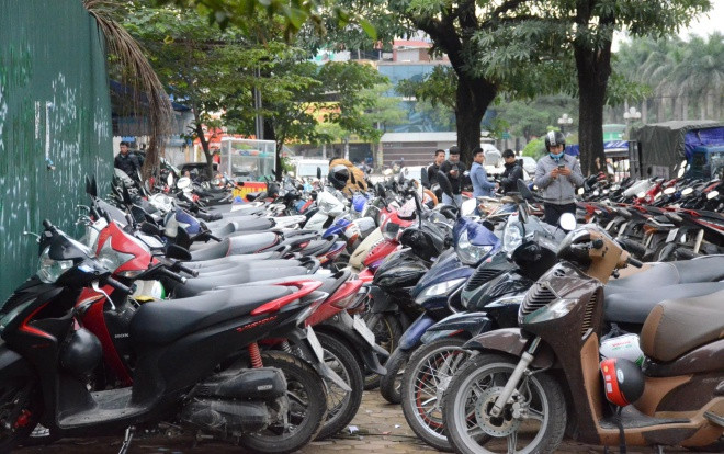 Bãi gửi xe ‘chặt chém’ người hâm mộ đến lấy vé xem trận chung kết Việt Nam gặp Malaysia với mức giá trên trời Ảnh 2