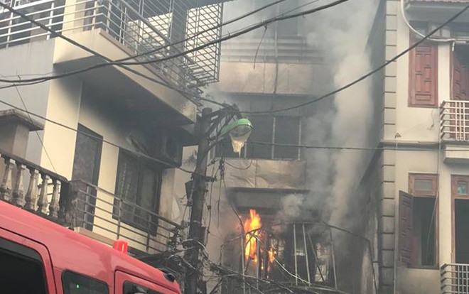 Cháy lớn quán karaoke tại Hà Nội, cột khói bốc cao hàng trăm mét Ảnh 2