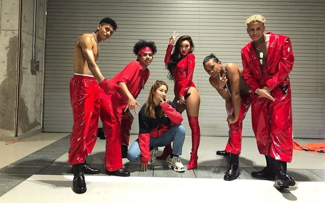 Công ty quản lý Mamamoo nói gì về bộ trang phục 'dậy sóng' tại MAMA 2018 của Hwasa? Ảnh 2