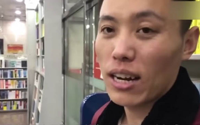 Chạm mắt nhau 10 giây, chàng trai bỏ việc chầu chực tại hiệu sách 50 ngày để chờ người trong mộng Ảnh 2