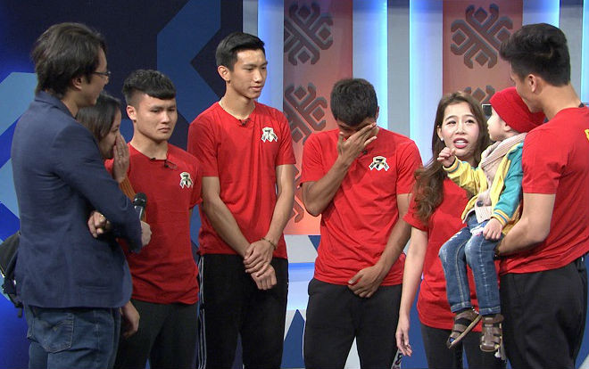 Xúc động trước cậu bé 4 tuổi đang từng ngày chống chọi với ung thư, Quang Hải - Đức Chinh bật khóc hứa sẽ chiến đấu hết mình mang về cúp vô địch Ảnh 2