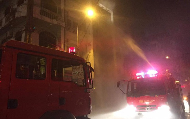 Quán karaoke ở Hà Nội cháy lớn trong đêm, nhiều người hốt hoảng tháo chạy Ảnh 2