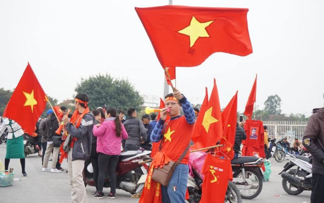 Cờ đỏ sao vàng 'nhuộm đỏ' đường phố Hà Nội, người hâm mộ nguyện cháy hết mình cùng đội tuyển Việt Nam Ảnh 2