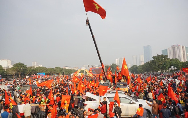 SVĐ Mỹ Đình lâm vào cảnh quá tải sát giờ đá Chung kết AFF Cup, CĐV mang cả cần cẩu đến trợ giúp Ảnh 2