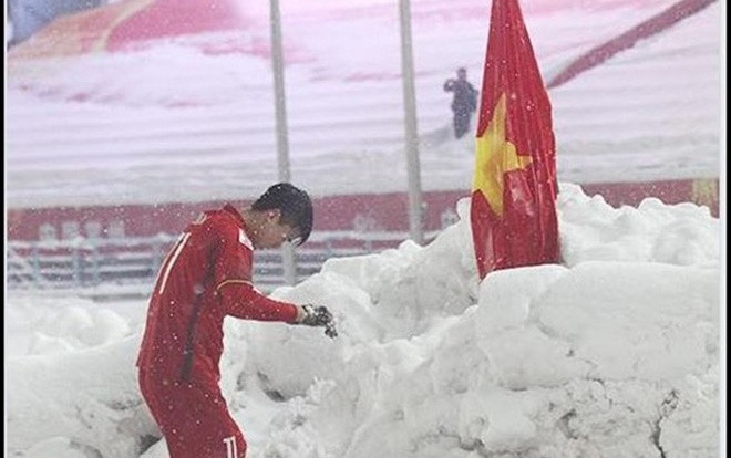 Gửi lời chúc đến ĐT Việt Nam, dân mạng bất ngờ chia sẻ lại ảnh Duy Mạnh cúi đầu trước Quốc kỳ trên núi tuyết ở Trung Quốc Ảnh 2