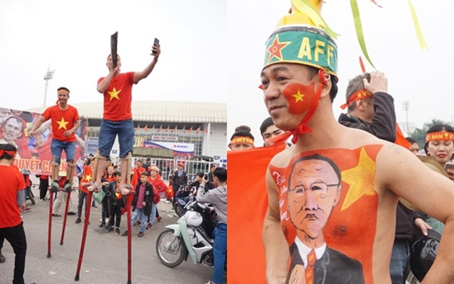 Sát giờ đá Chung kết AFF Cup, CĐV ‘bá đạo’ ăn mặc kỳ dị hút mọi ánh nhìn tại SVĐ Mỹ Đình Ảnh 2