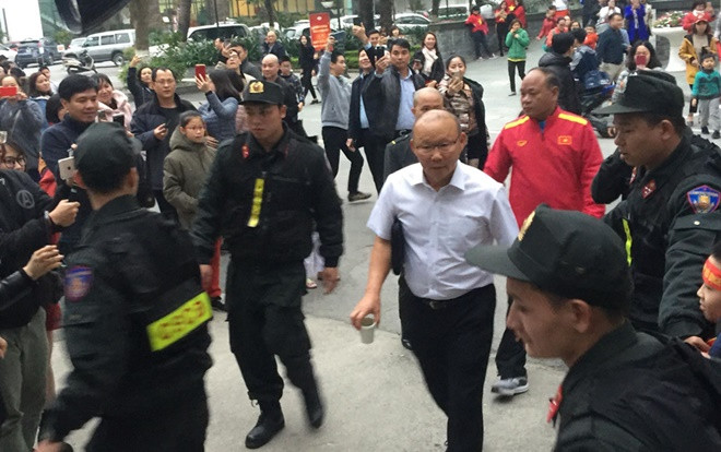 Xem lại những hình ảnh HLV Park Hang-seo cùng các cầu thủ lên xe 'xuất quân' ra sân Mỹ Đình Ảnh 2