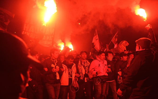 Cổ động viên Malaysia đốt pháo sáng rực SVĐ Mỹ Đình, đường phố Hà Nội ùn tắc kéo dài Ảnh 2