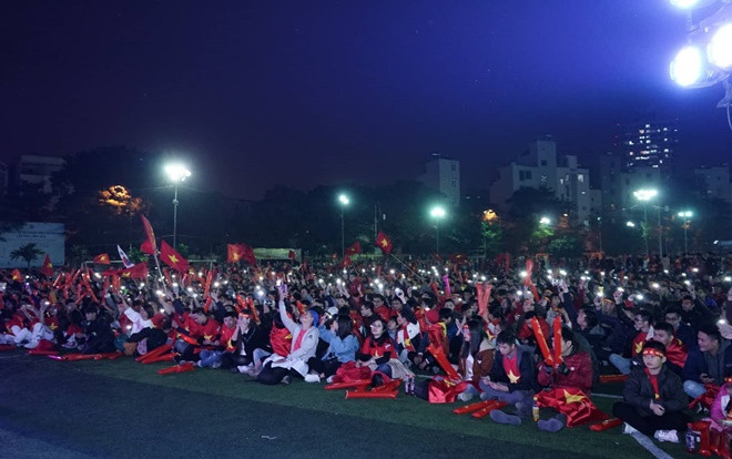 Hàng nghìn sinh viên ĐH Y đồng loạt bật đèn flash, hát 'Niềm tin chiến thắng' cổ vũ đội nhà vô địch AFF Cup Ảnh 2