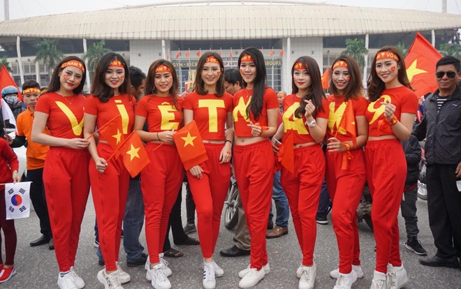 Các nữ CĐV cuồng nhiệt 'đốt nóng' không khí ở sân vận động Mỹ Đình Ảnh 2