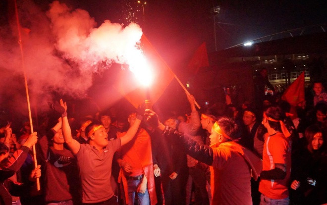 CĐV 2 miền vui mừng, hò reo không ngớt trước tin vui Việt Nam vô địch AFF Cup 2018: Lịch sử 10 năm lặp lại! Ảnh 2
