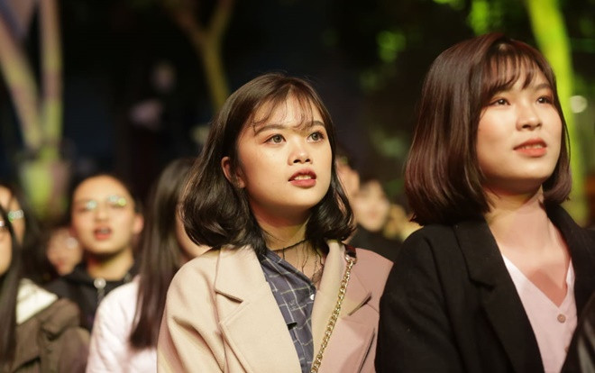 Gái xinh lung linh ở ĐH Y Hà Nội hò hét ầm trời khi ĐT Việt Nam ghi bàn mở tỷ số trận CK AFF Cup Ảnh 2