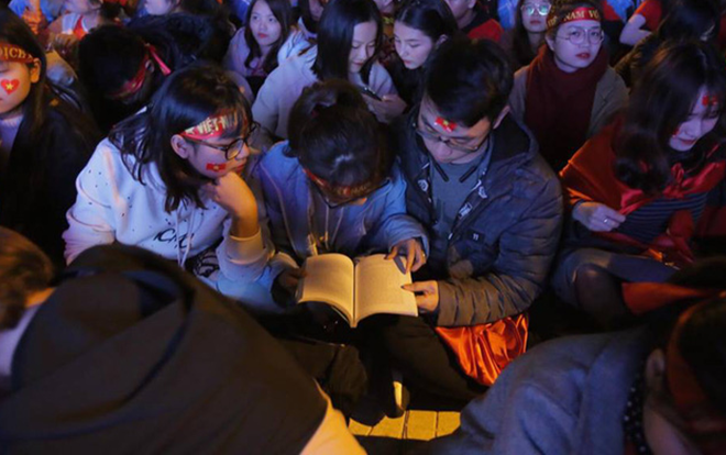 CĐV cứng nhất năm: Hàng triệu NHM hò hét cổ vũ Việt Nam dẫn trước vẫn lấy sách ra học chỉ vì 1 lý do này Ảnh 2