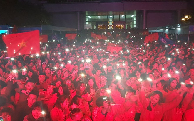 Vô địch AFF Cup sau 10 năm chờ đợi, người hâm mộ cả nước bùng nổ ùn ùn kéo ra đường đi bão Ảnh 2