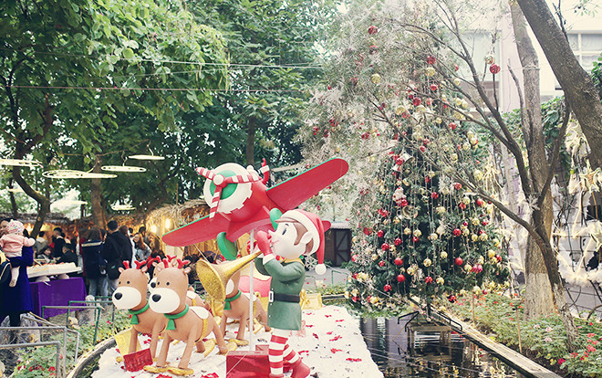 Ngỡ ngàng vườn Giáng sinh đẹp như trong cổ tích xuất hiện ở khuôn viên Đại học nổi tiếng Hà Nội Ảnh 2