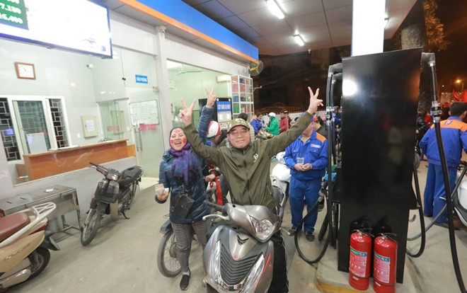 CĐV ùn ùn rủ nhau 'sạc' năng lượng đi bão xuyên đêm, nhiều cây xăng lâm vào cảnh quá tải Ảnh 2