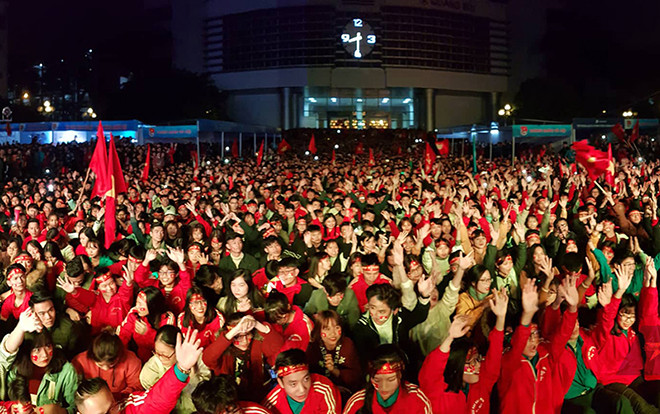 Những khoảnh khắc đẹp khi sinh viên cổ vũ đội nhà giành ngôi vô địch AFF cup lịch sử Ảnh 2