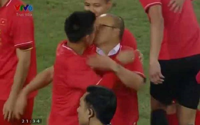 Sung sướng tột cùng, Văn Quyết 'khóa môi' HLV Park Hang Seo gây sốt Ảnh 2