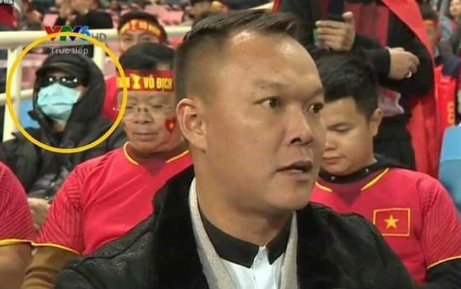 CĐV trùm kín mít, đeo kính đen, bịt khẩu trang ngồi lặng yên theo dõi chung kết AFF Cup khiến cư dân mạng há hốc miệng khi biết nguyên nhân Ảnh 2