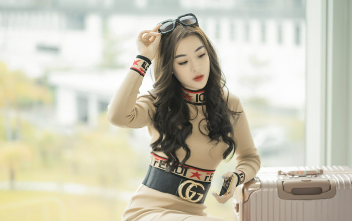 'Mỹ nhân dự đoán bóng đá' chơi trội với cây hàng hiệu sang Thái cổ vũ H'Hen Niê Ảnh 2