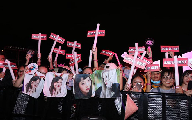 Trước giờ G tại SVĐ Phú Thọ: V-LEGGO cực sung nhưng vẫn xếp hàng ngay ngắn, sẵn sàng 'quẩy' hết mình cùng EXID Ảnh 2