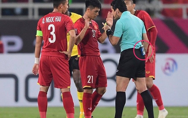 Bình xịt kì lạ đằng sau lưng quần các trọng tài tại AFF Cup 2018 dùng để làm gì? Ảnh 2