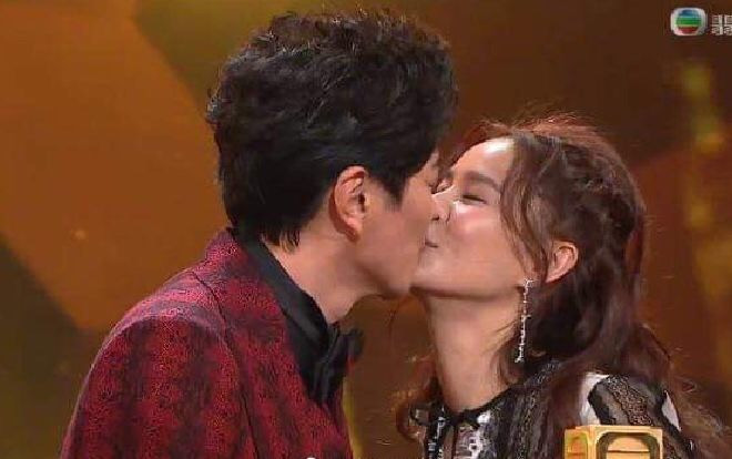 Gọi Huỳnh Thuý Như là 'bà Tiêu', Tiêu Chính Nam ngầm cầu hôn ngay sóng truyền hình trao giải TVB 2018 Ảnh 2