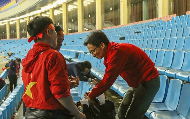 Xúc động hình ảnh Phó thủ tướng Vũ Đức Đam nán lại sau trận chung kết cùng CĐV nhặt rác trên khán đài Mỹ Đình Ảnh 2