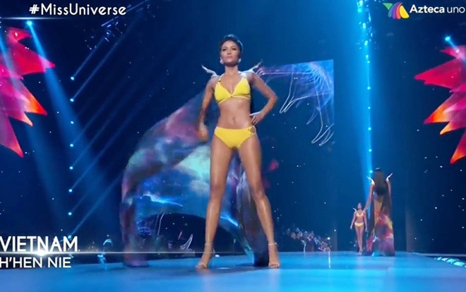 H’Hen Niê một lần nữa chiếm spotlight với chiếc khăn choàng trong phần thi bikini nhờ tuyệt chiêu 'cũ' Ảnh 2