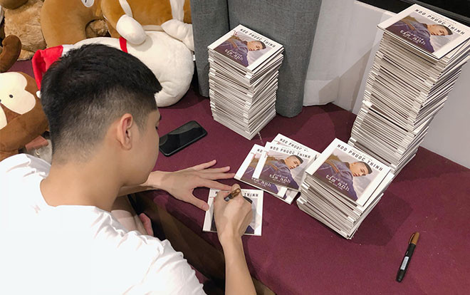 Vài giờ nữa thôi: Noo Phước Thịnh đang tỉ mỉ ký tặng từng chiếc CD giới hạn rồi đây! Ảnh 2