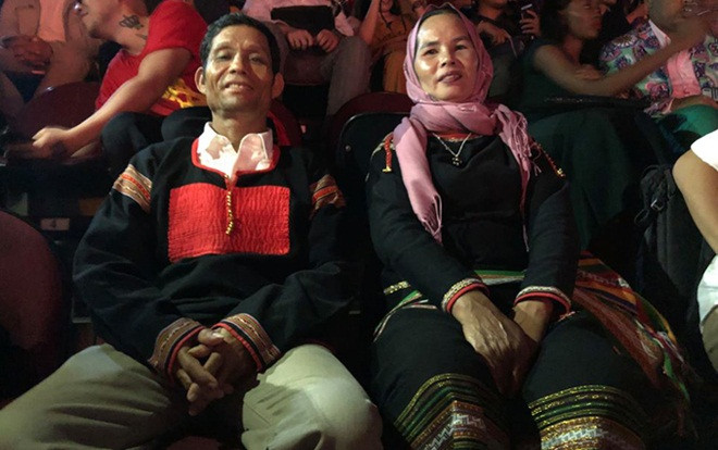 Bố mẹ H'Hen Niê vỡ òa dưới khán đài trước chiến thắng lịch sử của con gái Ảnh 2