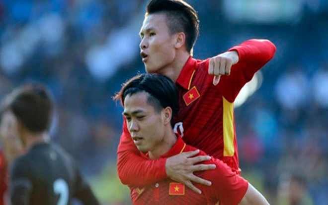 Cứ mỗi lần ghi bàn, Quang Hải lại nhảy cẫng lên và bắt anh Công Phượng phải cõng khiến fan bật cười thích thú Ảnh 2