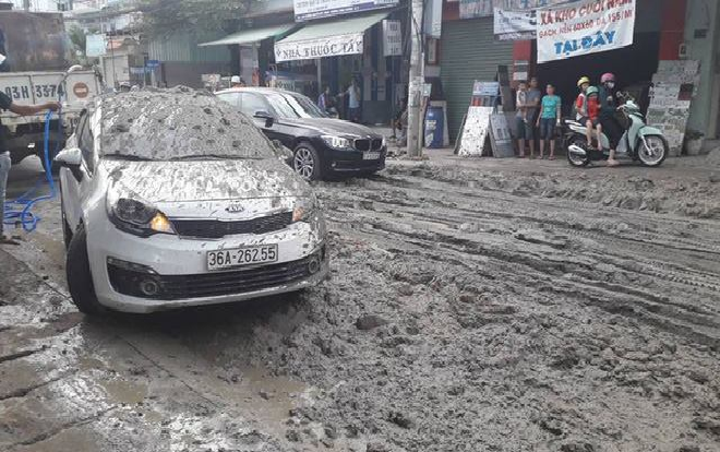 Làm rơi sình đất xuống đường khiến nhiều người té ngã, tài xế đánh xe ben bỏ chạy ở Sài Gòn Ảnh 2