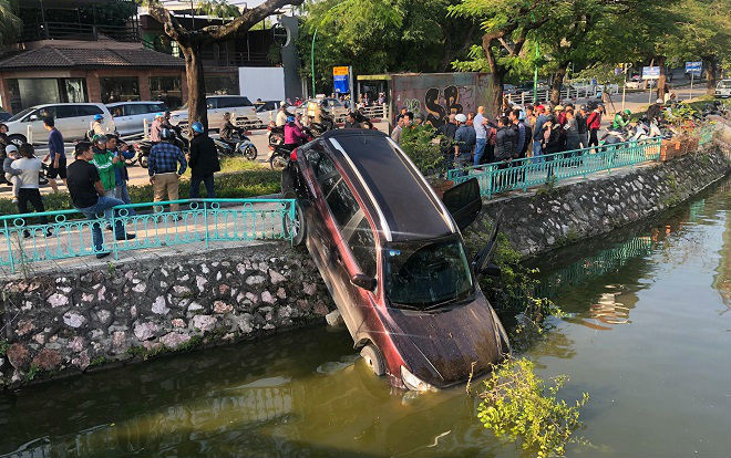 Xe 7 chỗ cắm đầu xuống hồ Trúc Bạch sau va chạm, tài xế thoát ra ngoài bằng cửa sau trong tình trạng không tỉnh táo Ảnh 2