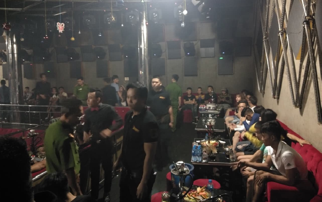 Dân chơi nháo nhào ném ma túy xuống sàn bỏ chạy khi công an ập vào kiểm tra quán bar ở Sài Gòn Ảnh 2