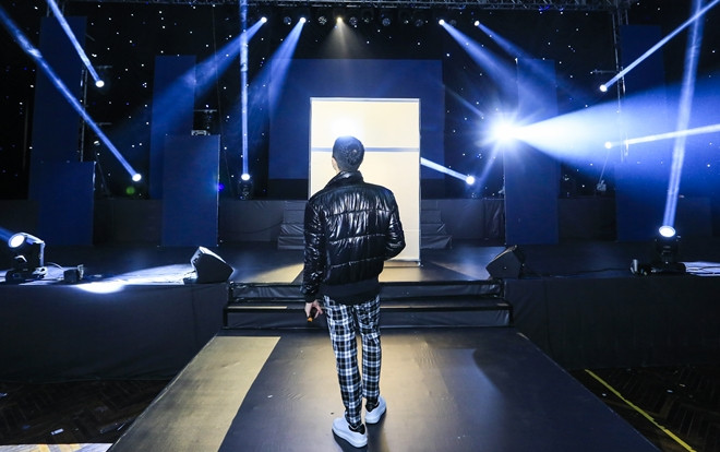 Đêm Hà Nội trước thềm showcase, bạn có tự hỏi Noo Phước Thịnh đang làm gì? Ảnh 2